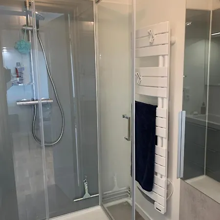 Grand Pour 4 Face à La